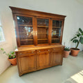 Actualmente, esta VITRINA puede utilizarse como mueble expositor, biblioteca, alacena de comedor, mueble para cristalería, pieza central de salón o elemento decorativo en interiores de estilo clásico, vintage, rústico elegante o ecléctico.
