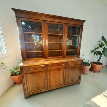 Actualmente, esta VITRINA puede utilizarse como mueble expositor, biblioteca, alacena de comedor, mueble para cristalería, pieza central de salón o elemento decorativo en interiores de estilo clásico, vintage, rústico elegante o ecléctico.