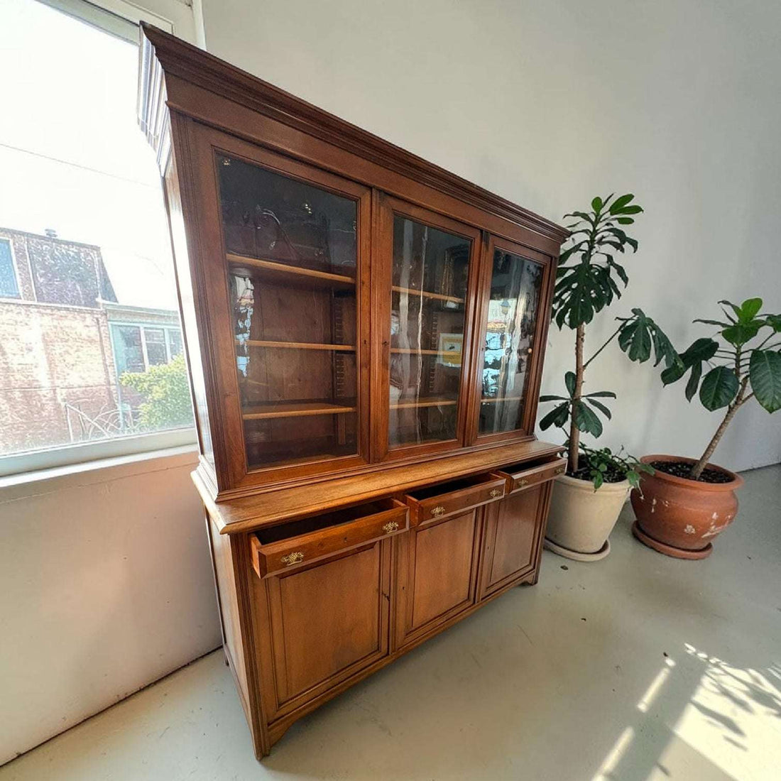 Actualmente, esta VITRINA puede utilizarse como mueble expositor, biblioteca, alacena de comedor, mueble para cristalería, pieza central de salón o elemento decorativo en interiores de estilo clásico, vintage, rústico elegante o ecléctico.