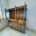 Una pieza única para quienes buscan algo más que un simple mueble: una composición decorativa completa, con almacenaje, exposición y personalidad.