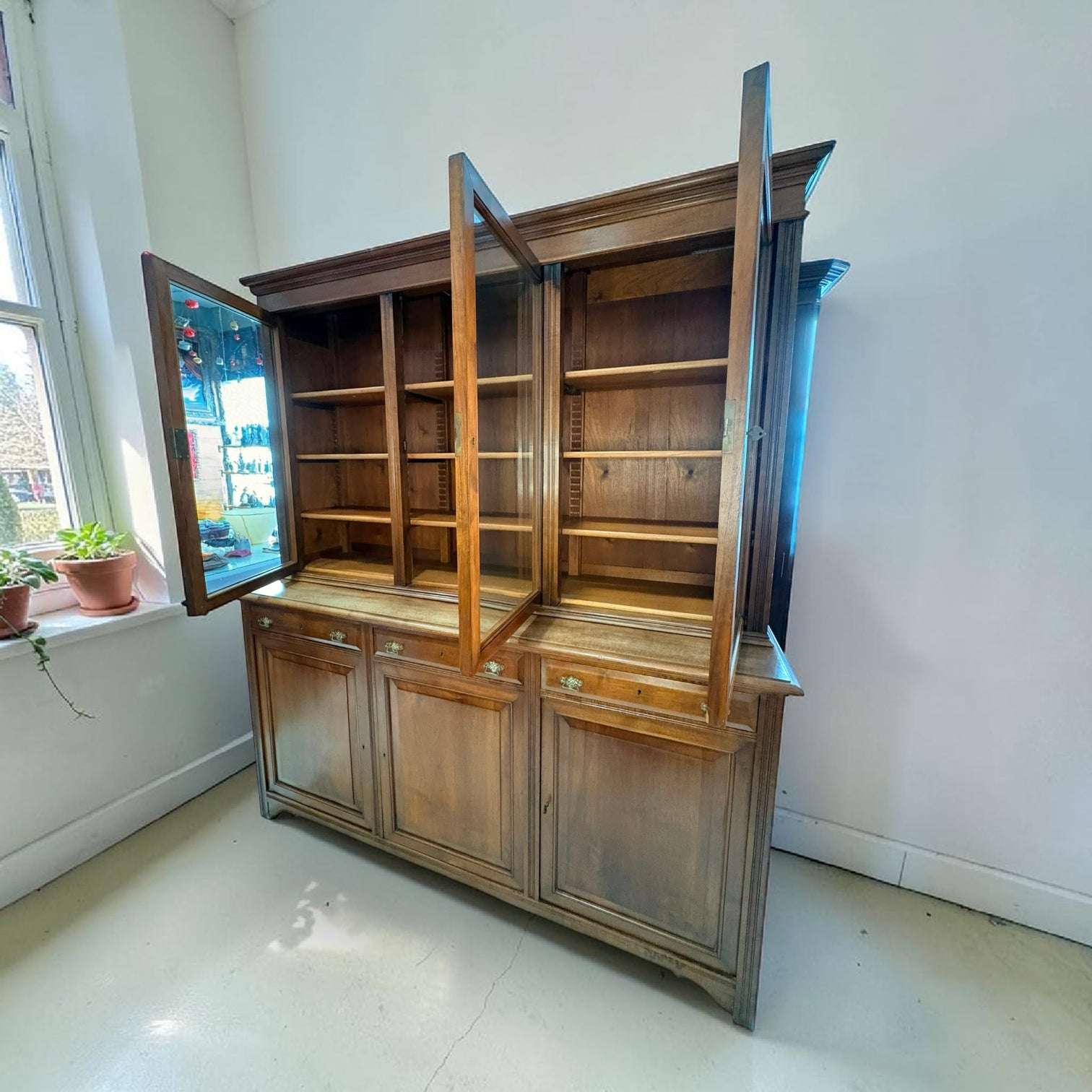 Una pieza única para quienes buscan algo más que un simple mueble: una composición decorativa completa, con almacenaje, exposición y personalidad.