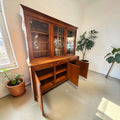 Una pieza única para quienes buscan algo más que un simple mueble: una composición decorativa completa, con almacenaje, exposición y personalidad.