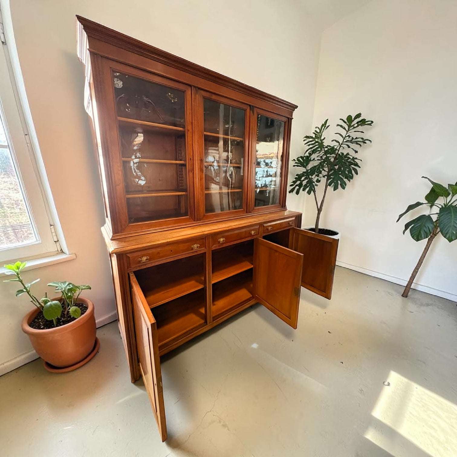 Una pieza única para quienes buscan algo más que un simple mueble: una composición decorativa completa, con almacenaje, exposición y personalidad.