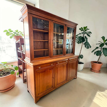 Una pieza única para quienes buscan algo más que un simple mueble: una composición decorativa completa, con almacenaje, exposición y personalidad.