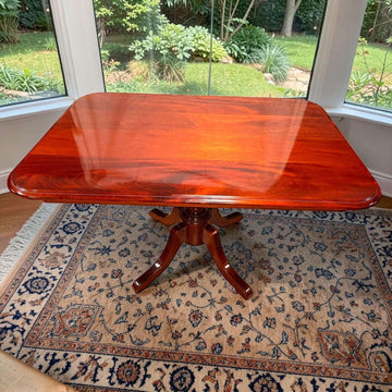 La Mesa comedor antigua de caoba es una pieza elegante, funcional y de gran presencia, pensada originalmente para reunir a la familia o a los invitados alrededor de comidas, sobremesas y momentos especiales. 