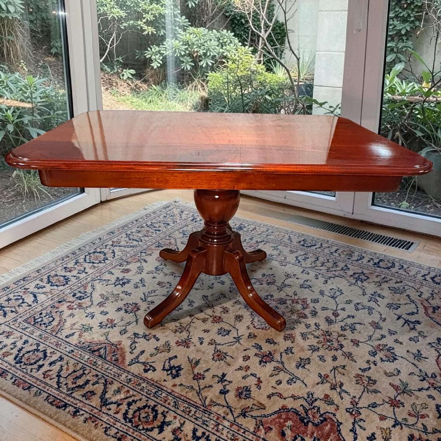 Su tablero rectangular ofrece una superficie amplia y cómoda, ideal para utilizar como mesa principal de comedor, mesa auxiliar de salón amplio o incluso como mesa decorativa en espacios clásicos.
