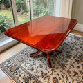 En su interior incorpora estantes de cristal, perfectos para crear una exposición ligera, elegante y visualmente limpia.
