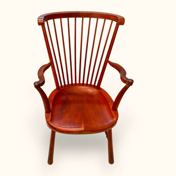 Silla antigua de madera con brazos tallados