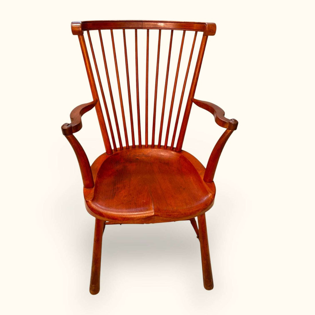 Silla antigua de madera con brazos tallados