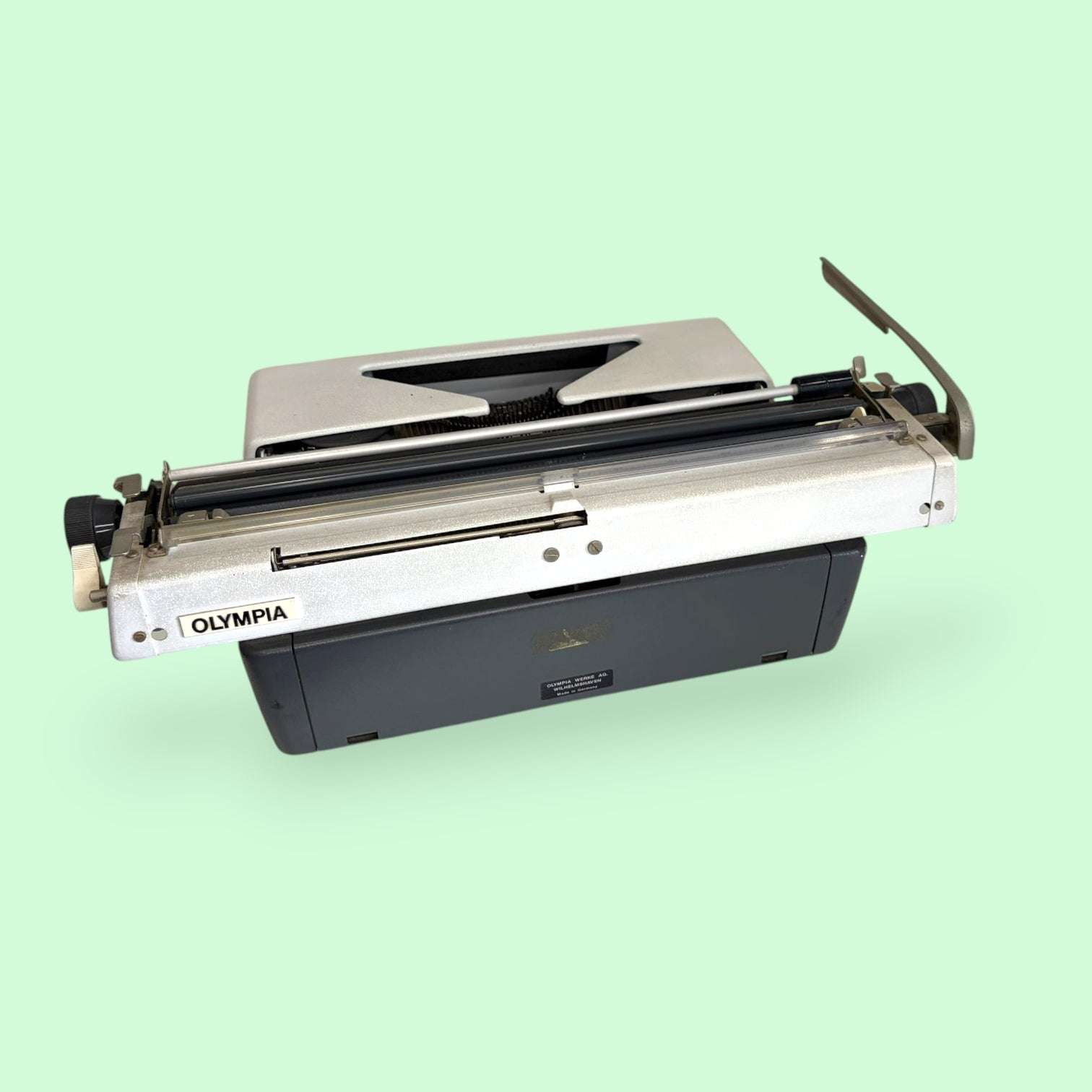 Comprar esta máquina de escribir Olympia en www.cositasantiguas.es es apostar por una pieza limitada, única y con una estética difícil de encontrar en objetos modernos. 