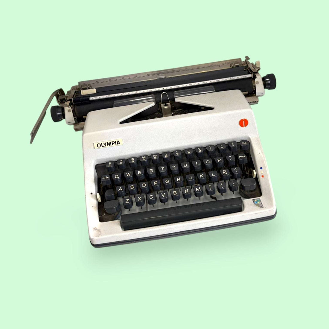 La máquina de escribir Olympia portátil es una pieza clásica de colección, ideal para amantes de la escritura, la decoración vintage y los objetos con historia. 