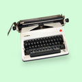 Este modelo destaca por su diseño compacto, su cuerpo en color blanco y su teclado negro con caracteres blancos, una combinación estética muy reconocible dentro de las máquinas de escribir portátiles de mediados del siglo XX.
