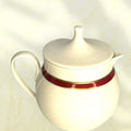 Jarra de porcelana española con filo dorado
