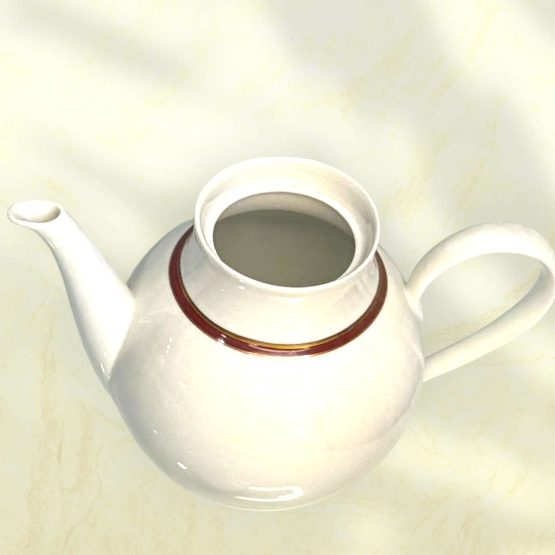 Jarra de porcelana española con filo dorado