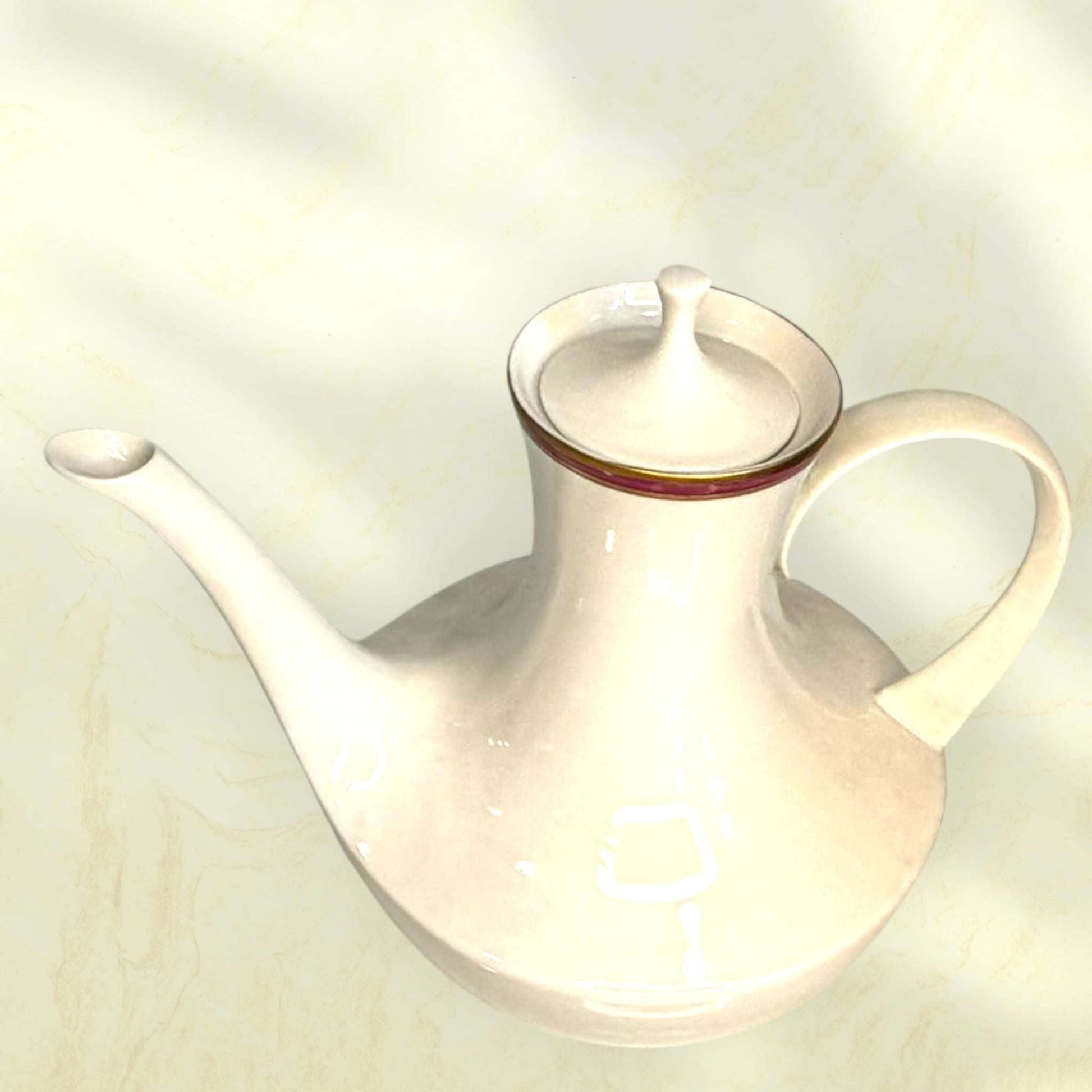 Jarra de porcelana blanca con filo dorado