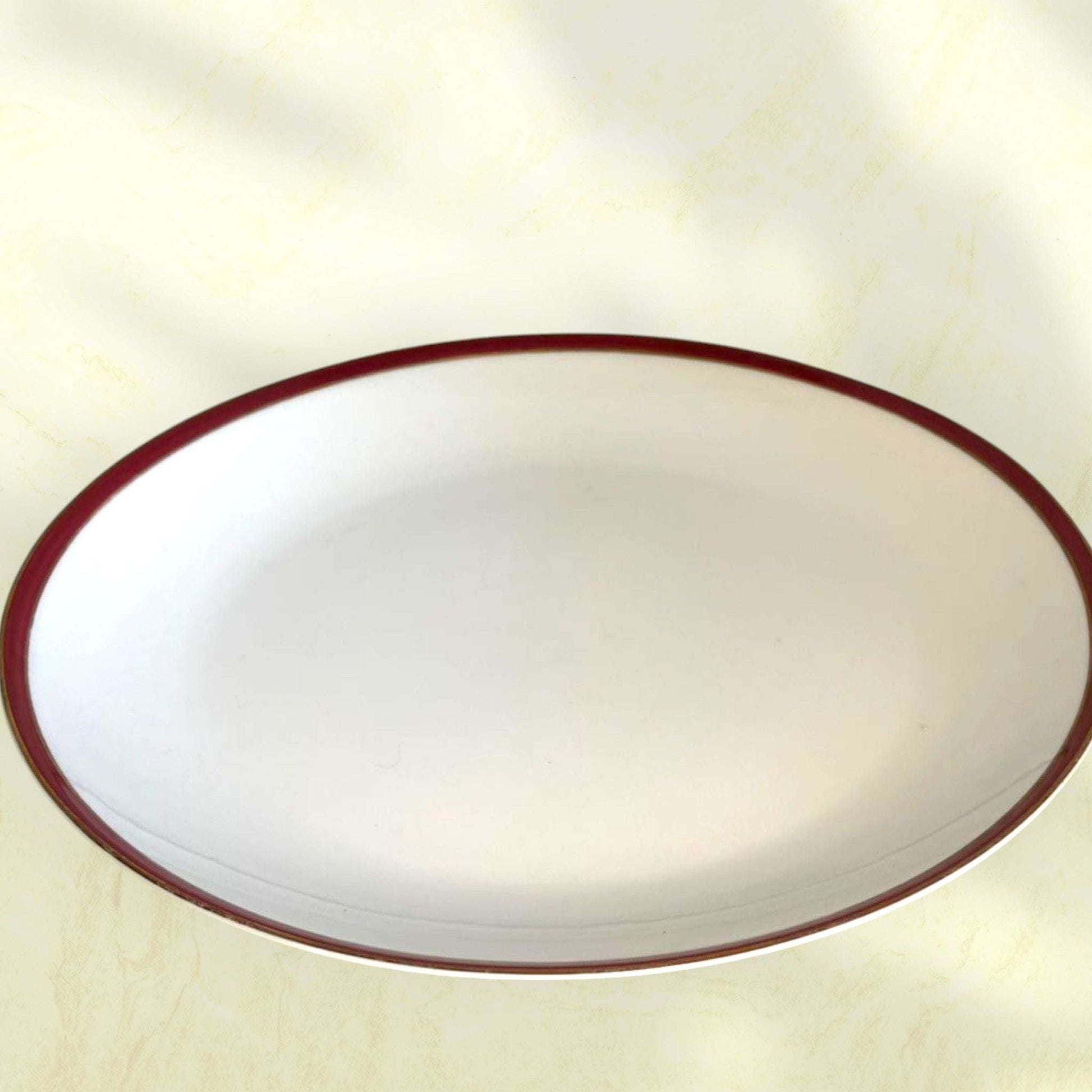 Jarra de porcelana española con filo dorado