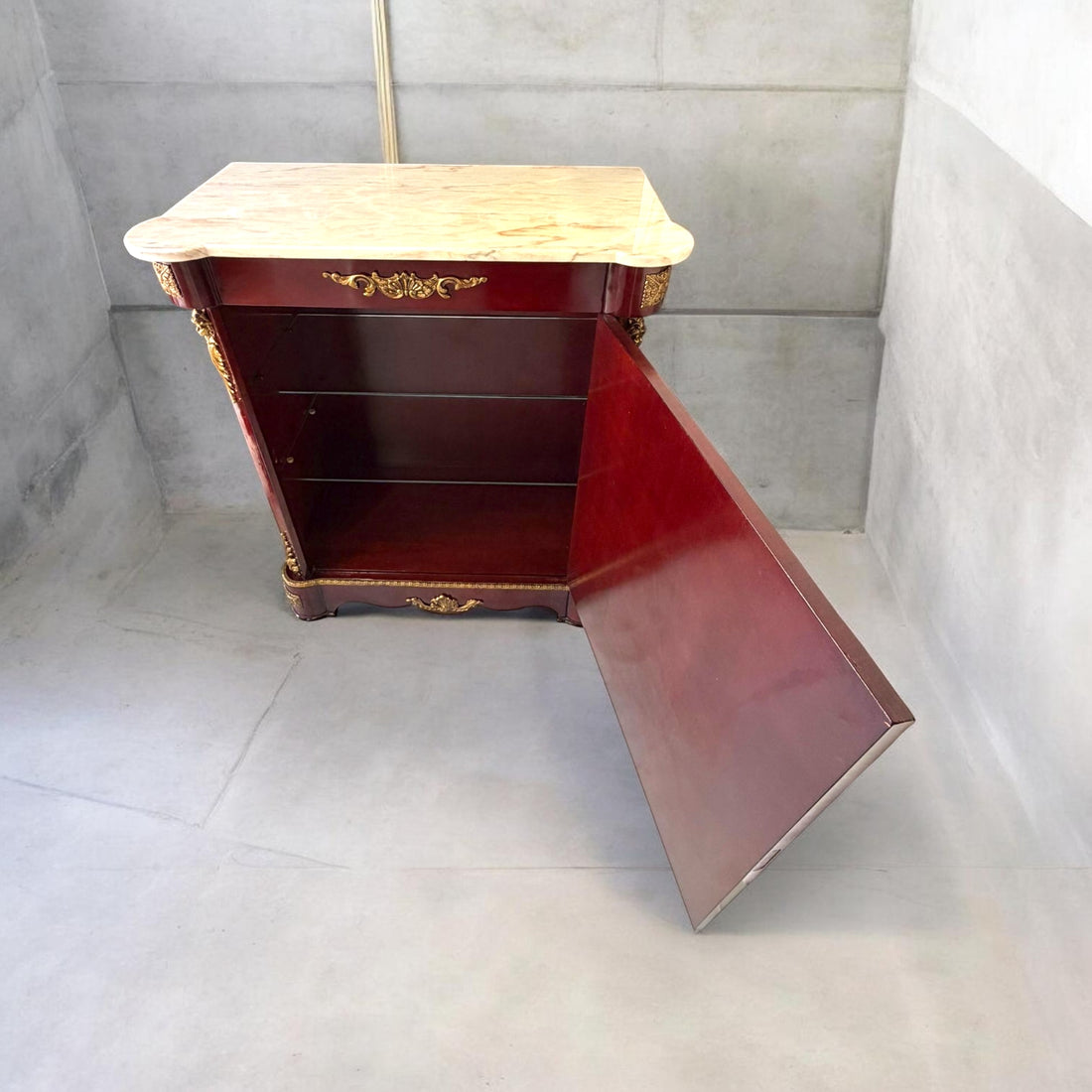 Este Entredós es una pieza antigua de gran presencia decorativa, pensada originalmente como mueble auxiliar de apoyo para recibidores, salones, pasillos amplios o zonas nobles de la casa.