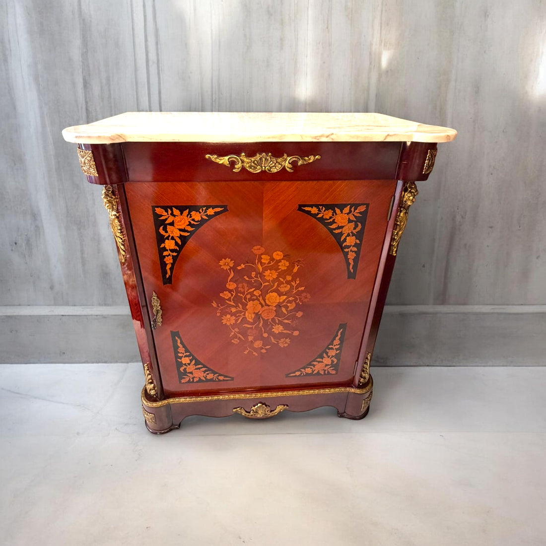 Este Entredós es una pieza antigua de gran presencia decorativa, pensada originalmente como mueble auxiliar de apoyo para recibidores, salones, pasillos amplios o zonas nobles de la casa.