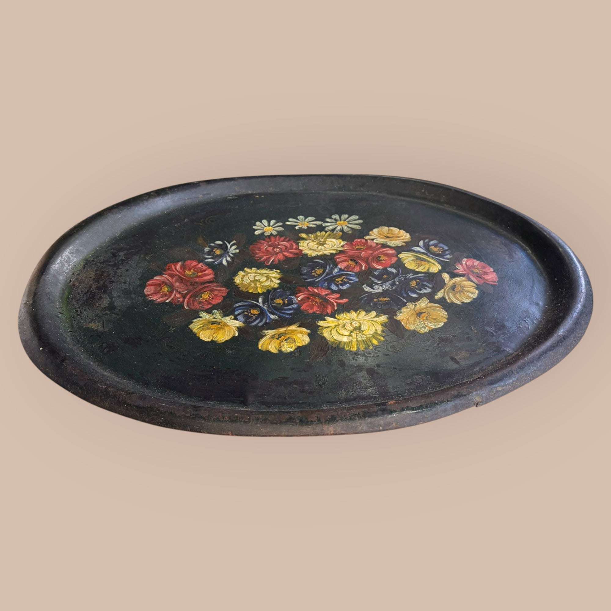 Antikes Tablett aus schwarzem Tole mit Blumenbemalung