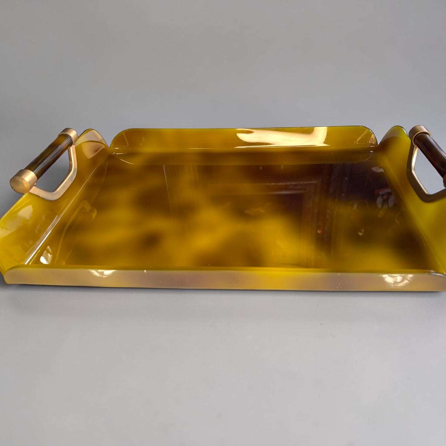 Esta Bandeja destaca por unir practicidad y estilo. Su efecto carey aporta calidez, profundidad y un toque sofisticado, mientras que las asas laterales la hacen cómoda y funcional. 
