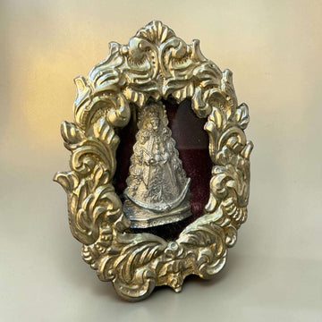 Este Relicario de metal plateado es una pieza devocional y decorativa con una presencia muy especial.