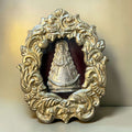  Su función original era proteger y exponer una figura religiosa en un formato íntimo, visible y cuidado, pensado para la devoción privada, pequeños altares domésticos, dormitorios, vitrinas o rincones de oración. 