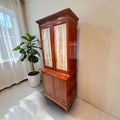 Esta Vitrina destaca porque no solo guarda objetos: los convierte en parte de la decoración.