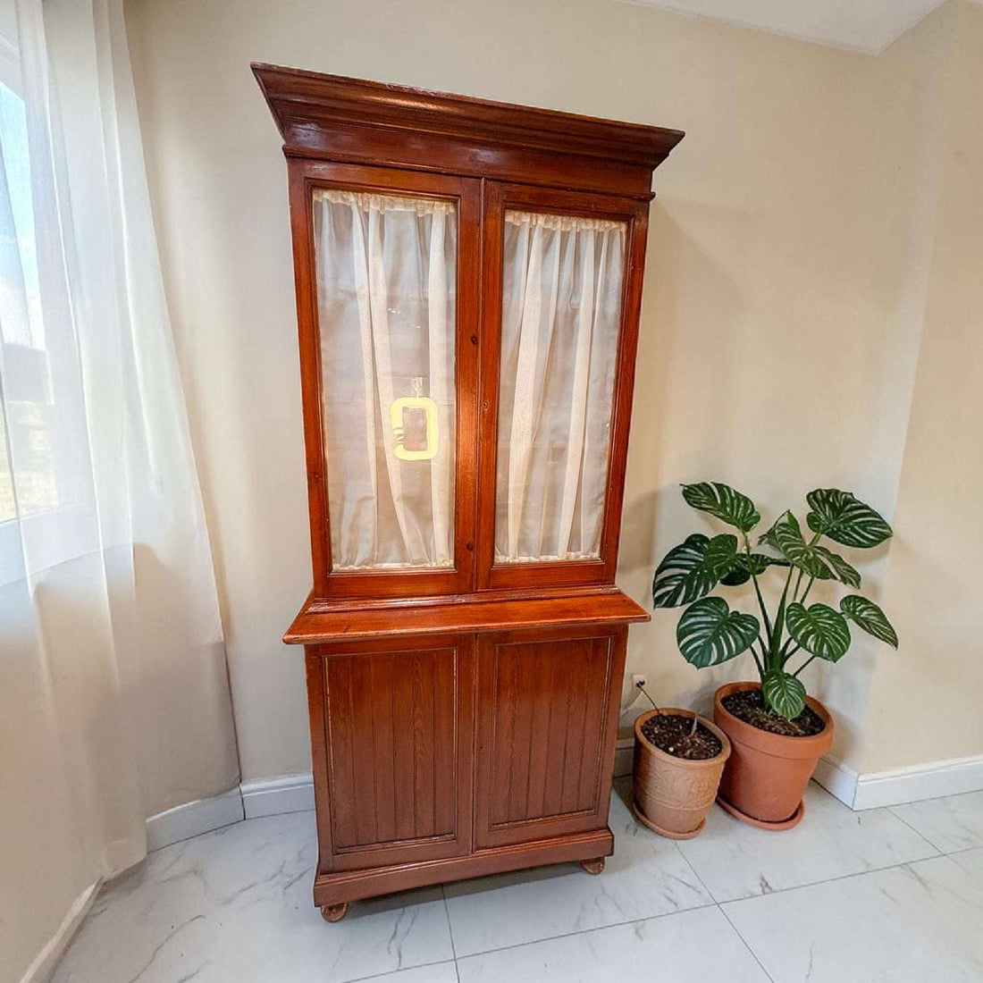 Esta Vitrina destaca porque no solo guarda objetos: los convierte en parte de la decoración.