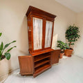  La combinación de madera, cristal y cortinas aporta un encanto muy especial, difícil de encontrar en muebles actuales de producción seriada.
