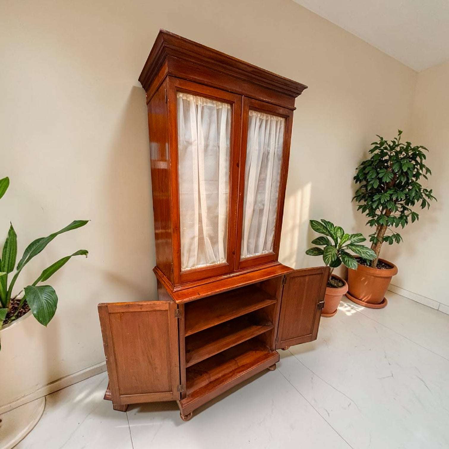  La combinación de madera, cristal y cortinas aporta un encanto muy especial, difícil de encontrar en muebles actuales de producción seriada.