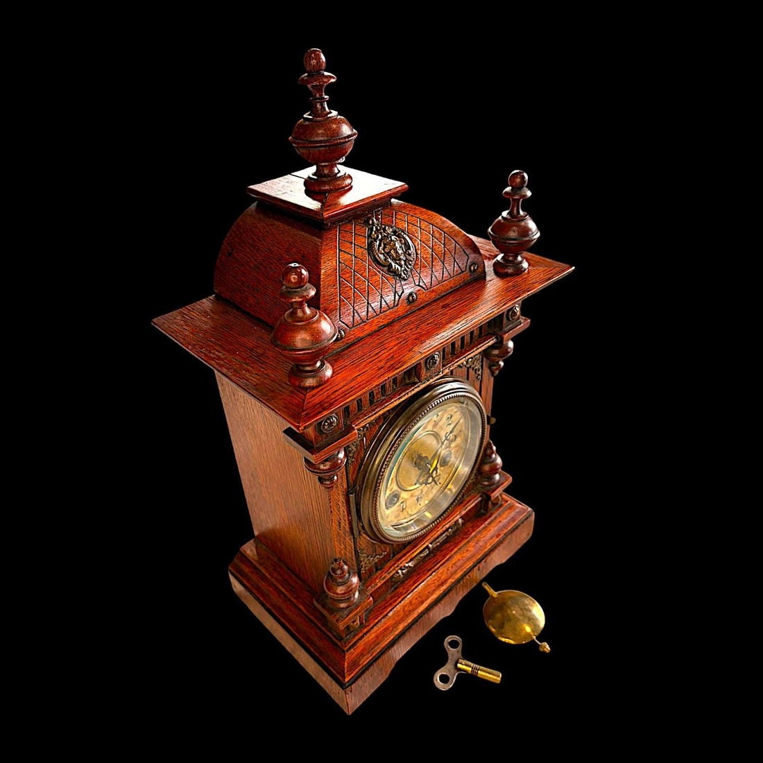Este Reloj no es solo un instrumento para medir el tiempo: es una pieza que habla de oficio, precisión y decoración. 