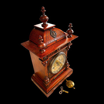 Este Reloj no es solo un instrumento para medir el tiempo: es una pieza que habla de oficio, precisión y decoración. 