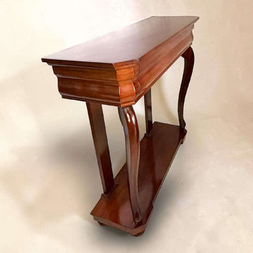 La parte superior ofrece una superficie útil para decorar o apoyar objetos cotidianos, mientras que el cajón frontal permite guardar pequeños elementos sin romper la estética limpia del mueble. 