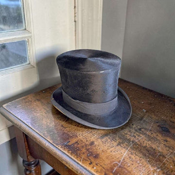Este Sombrero no es un complemento cualquiera: es una pieza que conecta directamente con una forma de vestir casi desaparecida, ligada a ceremonias, recuerdos familiares, películas de época y elegancia clásica. 