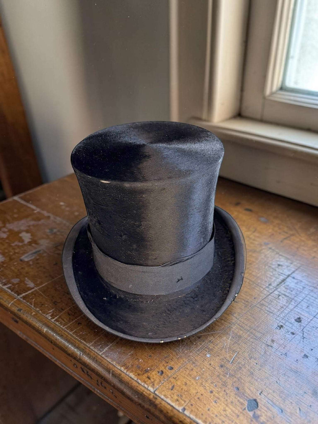 Este Sombrero no es un complemento cualquiera: es una pieza que conecta directamente con una forma de vestir casi desaparecida, ligada a ceremonias, recuerdos familiares, películas de época y elegancia clásica. 