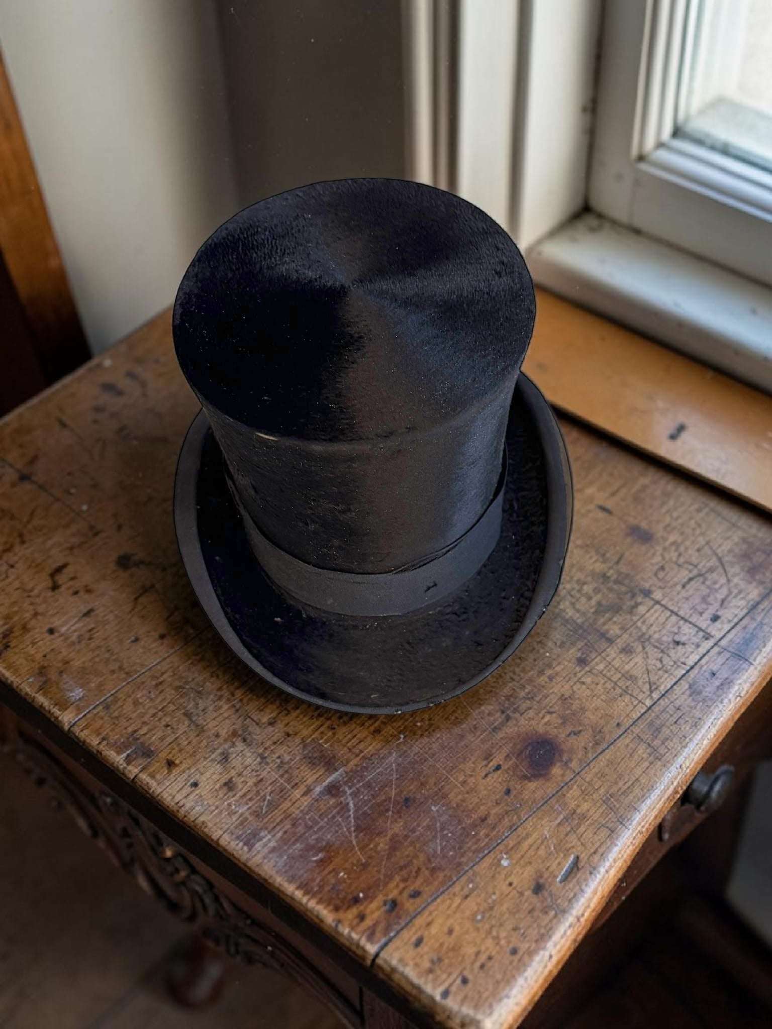 Disponible a través de nuestra página web: www.cositasantiguas.es. Este Sombrero es perfecto para quien desea una pieza antigua auténtica, con valor de colección y capacidad para transformar cualqui