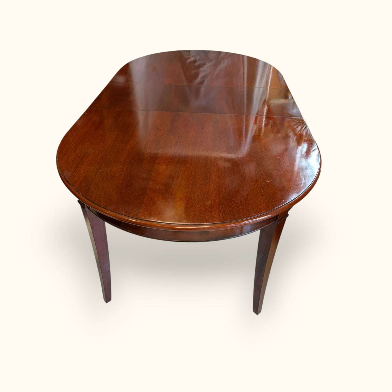  Su estructura extensible la convierte en una solución muy buscada para quienes necesitan un comedor adaptable sin renunciar al encanto de los muebles antiguos.