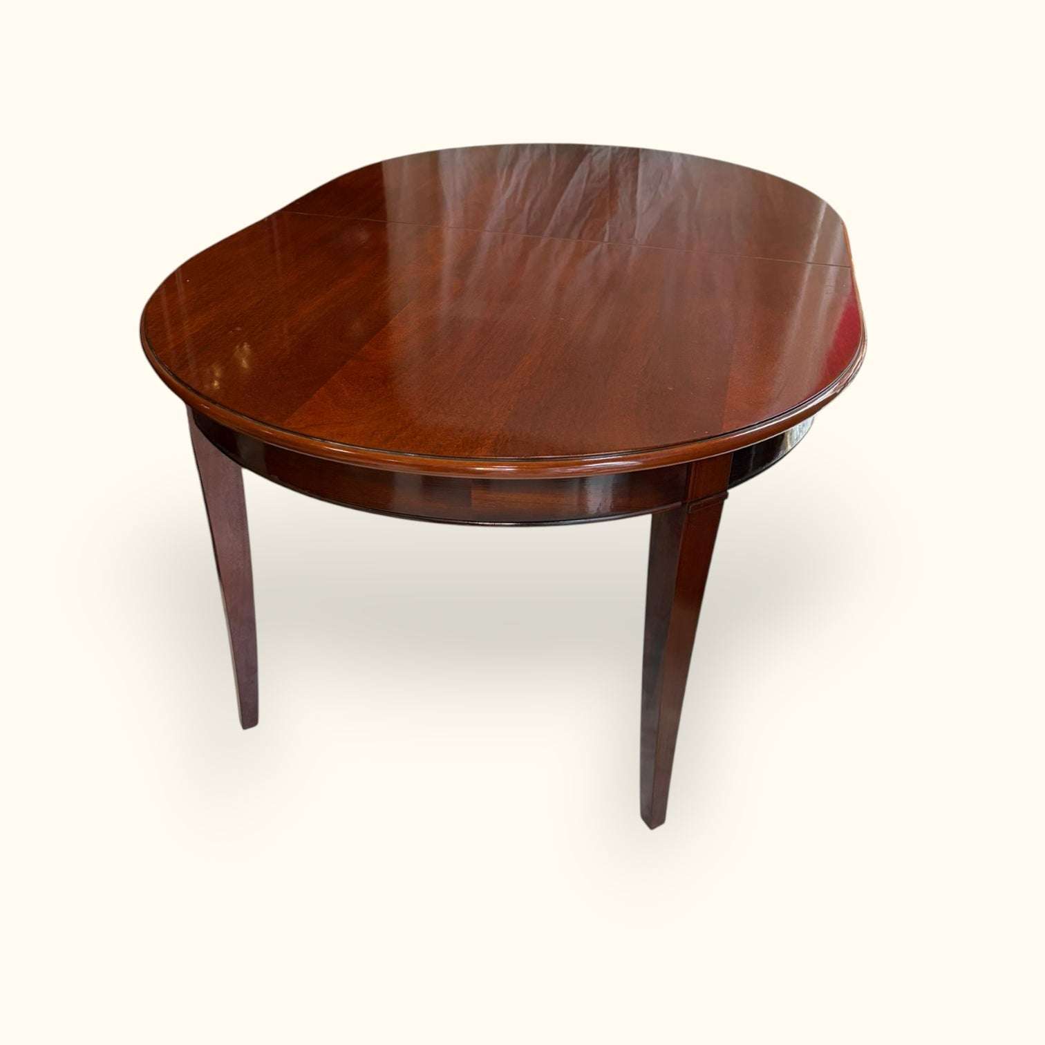 La caoba es uno de sus grandes atractivos: una madera apreciada por su tono profundo, su presencia visual y su asociación con mobiliario de calidad. 