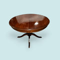 Vista inferior de mesa de caoba con estructura de madera