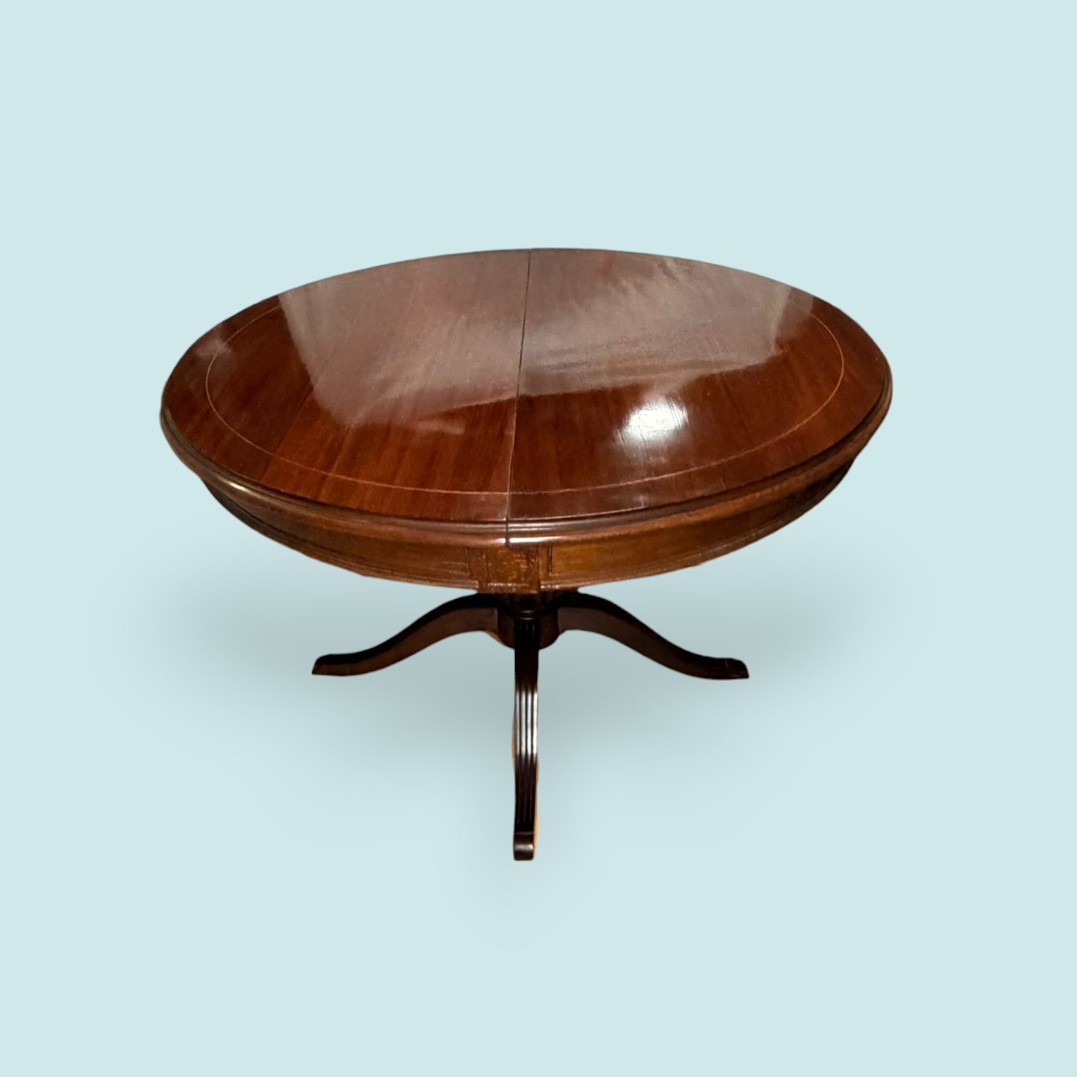 Vista inferior de mesa de caoba con estructura de madera