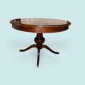 Mesa de comedor de caoba con taracea y base torneada
