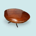 Mesa ovalada de caoba con taracea y patas torneadas