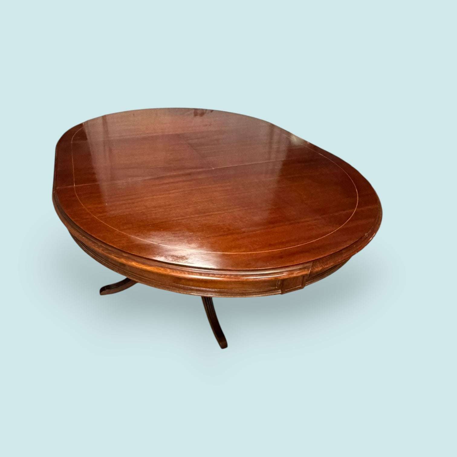 Mesa ovalada de caoba con taracea y patas torneadas