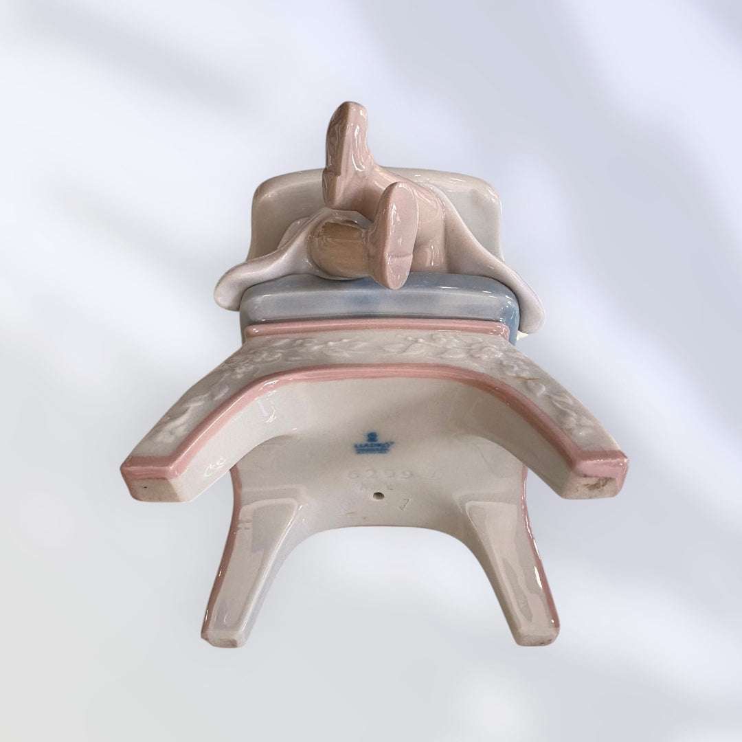 El conjunto destaca por su equilibrio visual: dos figuras relacionadas entre sí, una masculina y otra femenina, ambas con tronas, juguetes y colores suav