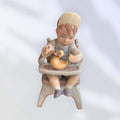  El niño con su patito y la niña con su osito crean una pareja ideal para coleccionistas de porcelana Lladró o para quienes buscan una pieza con encanto infantil, elegante y muy especial.
