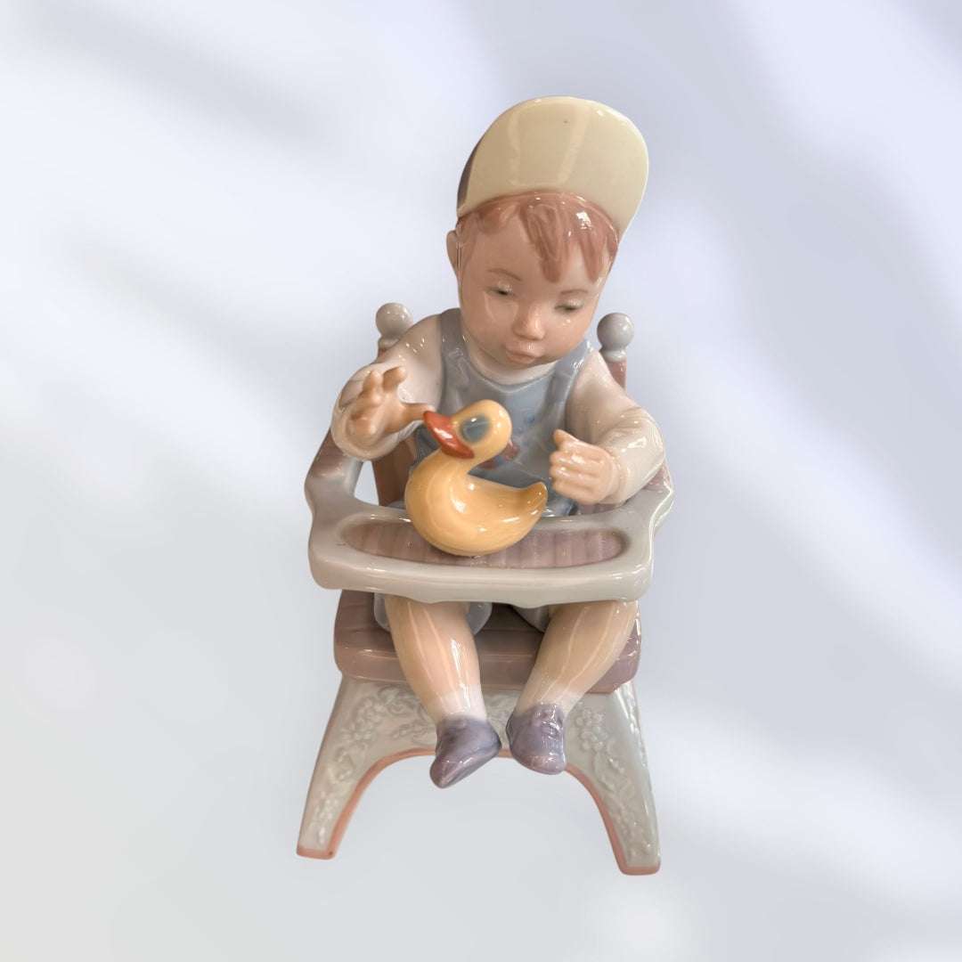  El niño con su patito y la niña con su osito crean una pareja ideal para coleccionistas de porcelana Lladró o para quienes buscan una pieza con encanto infantil, elegante y muy especial.
