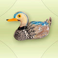 El Pato destaca por su combinación de color, brillo y forma. La pieza transmite movimiento, ligereza y una presencia muy especial gracias a su cuerpo alargado, su cola levantada y su acabado luminoso. 