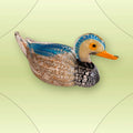 El Pato destaca por su combinación de color, brillo y forma. La pieza transmite movimiento, ligereza y una presencia muy especial gracias a su cuerpo alargado, su cola levantada y su acabado luminoso. 