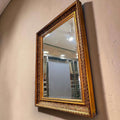 Su diseño combina muy bien con muebles de madera, piezas antiguas, lámparas doradas, consolas clásicas o ambientes modernos que necesiten un punto de contraste sofisticado.