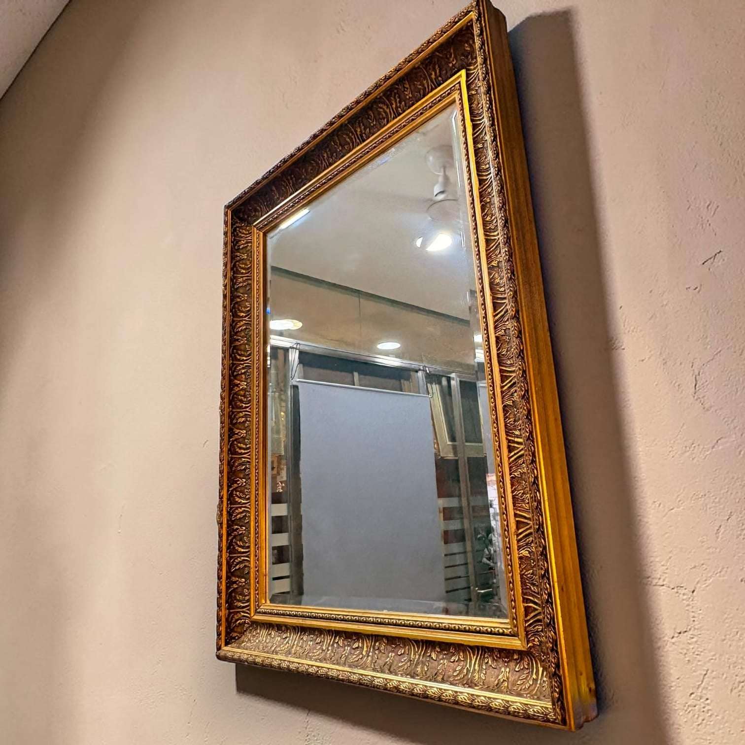 Su diseño combina muy bien con muebles de madera, piezas antiguas, lámparas doradas, consolas clásicas o ambientes modernos que necesiten un punto de contraste sofisticado.